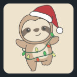Sticker Carré Sloth Christmas Winter Animaux Sloths Stick Carré<br><div class="desc">Le paresseux à Noël avec des lumières de fées. Animaux amusants avec des cadeaux et de la neige pour les vacances. Un doux salut de Noël. Les fentes sont des animaux mignons et parfaits pour Noël.</div>