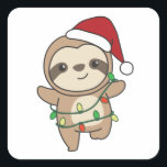 Sticker Carré Sloth Christmas Winter Animaux Slots<br><div class="desc">Le paresseux à Noël avec des lumières de fées. Animaux amusants avec des cadeaux et de la neige pour les vacances. Un doux salut de Noël. Les fentes sont des animaux mignons et parfaits pour Noël.</div>
