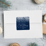 Sticker Carré Snowdrift Navy Blue Joyeux Noël<br><div class="desc">Partagez la joie de vacances avec cet autocollant Snowdrift Joyeux carré de Noël avec des flocons de neige blancs au sommet d'un arrière - plan de marine profonde. "Joyeux Noël" est écrit en calligraphie élégante avec votre nom de famille et année en dessous. Idéal pour sceller les enveloppes de cartes...</div>