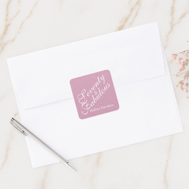 Sticker Carré Soixante-dix et Fabuleux Emblème de Script Paillet (Seventy and Fabulous Pink Glitter Script Emblem Square Sticker)