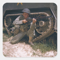 Soldat de la Seconde Guerre mondiale agenouillé av