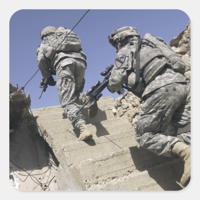 Sticker Carré Soldats montant l'escalier d'un bâtiment (Devant)