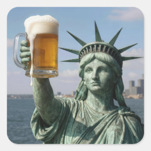 Sticker Carré Statue de la Liberté tenant un verre à bière