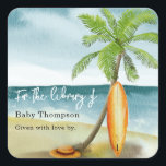 Sticker Carré Surf aquarelle - pour la bibliothèque de<br><div class="desc">Bébé à bord ! Baby shower invitation - parfait pour un baby shower d'été. Plage à thème. Watercolor design a une scène océan et plage avec surf,  palmier et casquette d'été.</div>