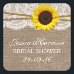 Sticker Carré Tournesol rustique, Fête des mariées Burlap & dent<br><div class="desc">Ces autocollants rustiques de tournesol, burlap & dentelle de douche nuptiale seront l'accessoire parfait pour toute future mariée! Le design est composé d'un bel arrière - plan rustique effet burlap avec une coupe romantique vintage effet dentelle blanche finie avec un superbe tournesol et ficelle. Ces autocollants peuvent être personnalisés pour...</div>