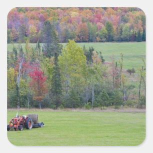 Sticker Carré Tracteur avec balle de foin dans un champ vert ave