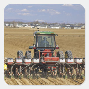 Sticker Carré Tracteur tirant un semoir de maïs semence.