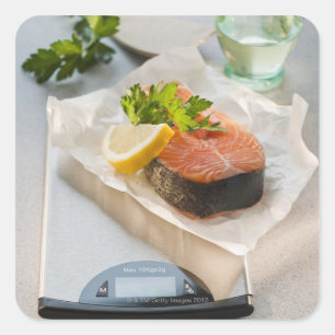 Sticker Carré Tranche de saumon sur l'échelle de poids