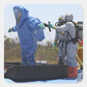 Sticker Carré Un aviateur se tient dans une baignoire