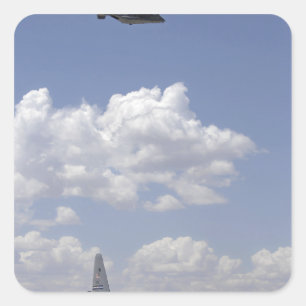 Sticker Carré Un balbuzard CV-22 vole au-dessus de C.A. - 130