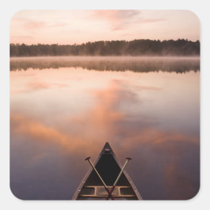 Sticker Carré Un canoë repose sur la rive du lac Pawtuckaway