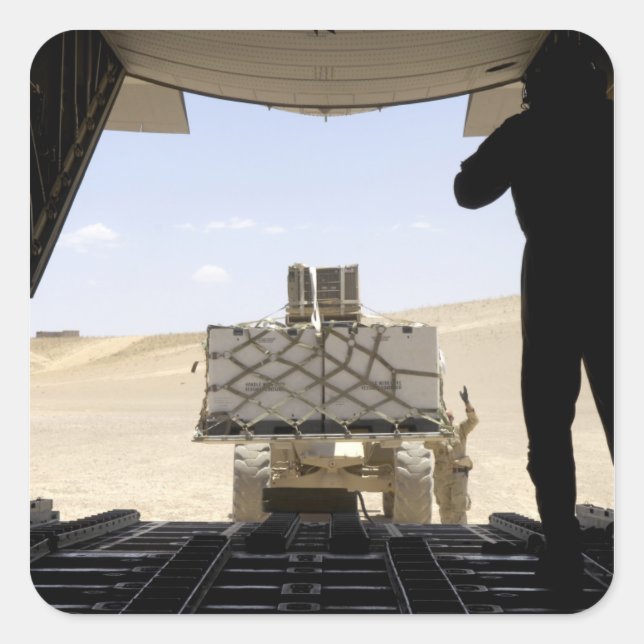 Sticker Carré Un chariot élévateur transporte du fret sur un Her (Devant)