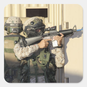 Sticker Carré Un chef d'infanterie vise son arme