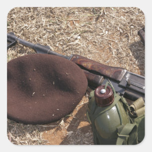 Sticker Carré Un fusil, une couverture militaire et une cantine