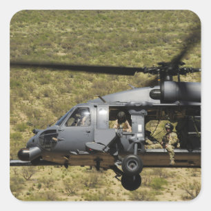 Sticker Carré Un HH-60 Pave Hawk survole le désert
