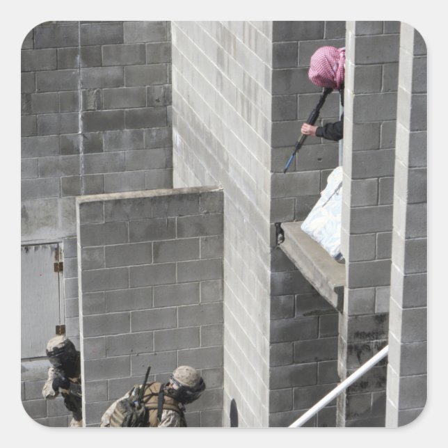 Sticker Carré Un marin et un agresseur ennemi qui joue des rôles (Devant)