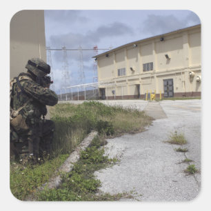 Sticker Carré Un Marine assure la sécurité