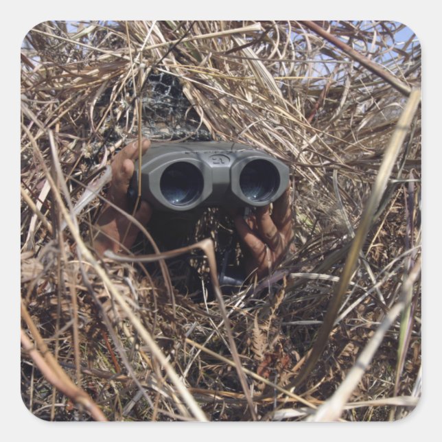 Sticker Carré Un observateur de scouts pratique la technique d'o (Devant)