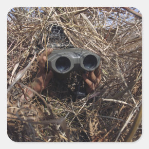 Sticker Carré Un observateur de scouts pratique la technique d'o