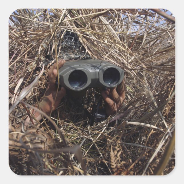 Sticker Carré Un observateur de scouts pratique la technique d'o (Devant)