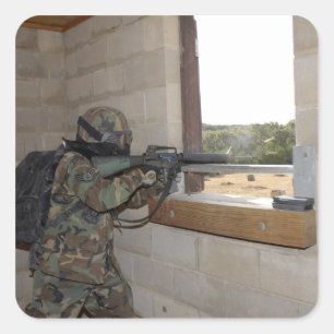 Sticker Carré Un soldat agit en tant que force d'opposition