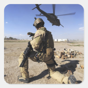 Sticker Carré Un soldat assure la sécurité d'un HH-60