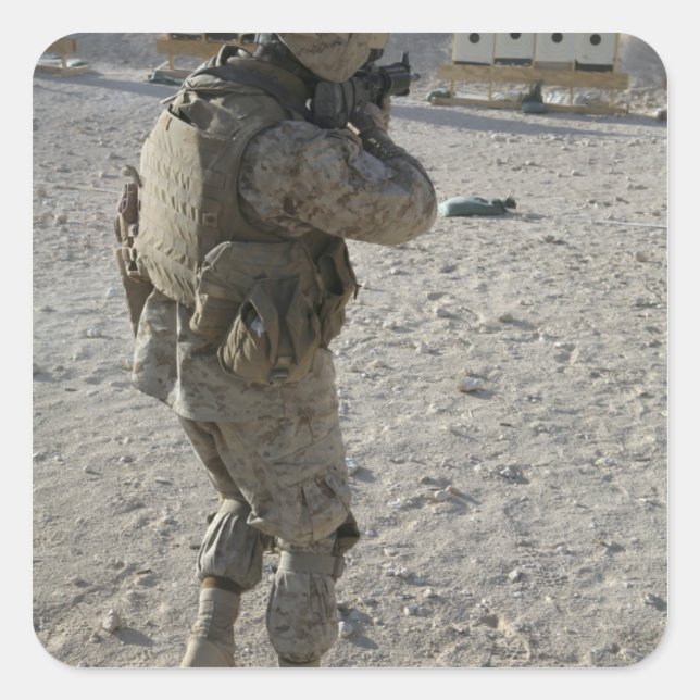 Sticker Carré Un soldat lance sa cible sur un coup de feu (Devant)