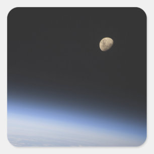 Sticker Carré Une lune géante visible au-dessus de l'atmosphère