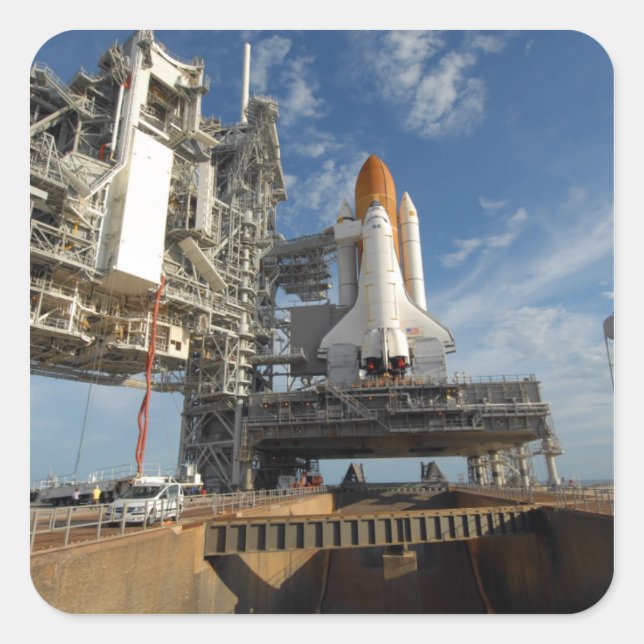 Sticker Carré Une vue Space Shuttle Atlantis sur Launch Pad 39A (Devant)