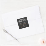 Sticker Carré Vélo Tandem Sur Chalkboard Mariage Favoriser<br><div class="desc">Ces autocollants de faveur sont parfaits pour tout couple qui planifie une célébration mariage romantique. Le design est composé d'un arrière - plan à effet de tableau de bord branché avec un design de moto en tandem mignon. Le simple modèle peut être personnalisé pour votre événement spécial et ferait l'article...</div>