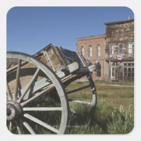 Vieux wagon et devantures de magasin en Bodie Stat