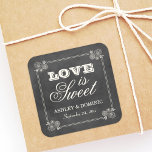 Sticker Carré Vintage Black Chalkboard Mariage L'amour est doux<br><div class="desc">Les autocollants fantaisistes en forme de carré sont "L'amour est doux" avec un monogramme des noms de mariée et de mariée et la date mariage et le cadre floral avec un aspect de craie blanche douce sur un arrière - plan de tableau noir rustique avec un look texturé.</div>