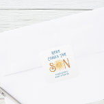 Sticker Carré Voici Le Baby shower Fils<br><div class="desc">Cet autocollant de baby shower de garçon mignon présente le texte "Here Comes The Son" en typographie rétro bleue avec un soleil d'aquarelle jaune souriant. Facile à personnaliser. Parce que nous créons notre oeuvre,  vous ne trouverez pas cette image exacte d'autres designers. Aquarelle originale © Michele Davies.</div>