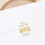 Sticker Carré Voici Le Baby shower Fils<br><div class="desc">Cet autocollant de baby shower de garçon mignon présente le texte "Here Comes The Son" en typographie rétro avec un soleil d'aquarelle jaune souriant. Facile à personnaliser. Parce que nous créons notre oeuvre,  vous ne trouverez pas cette image exacte d'autres designers. Aquarelle originale © Michele Davies.</div>