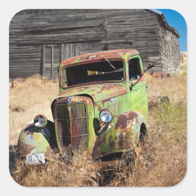 Sticker Carré Voiture rouillée devant une ferme abandonnée (Devant)