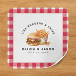 Sticker Carré Wedding shower de pique-nique Burgers & Fries<br><div class="desc">Burgers cool et frites collants wedding showers pique-nique avec arrière - plan plaid rouge. Personnalisez-le avec les détails de votre événement.</div>