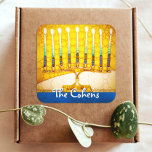 Sticker Carré Yellow Gold Hanoukka Menorah Élégant Nom personnal<br><div class="desc">Une photo de fond d'une menorah d'or jaune, colorée et brillante vous aide à inaugurer les vacances d'Hanoukka. Sentez la chaleur et la joie de la saison des Fêtes chaque fois que vous utilisez cet impressionnant autocollant Hanoukka coloré. Des cartes de correspondance, des timbres, des sacs fourre-tout, des plateaux de...</div>