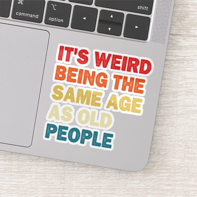 Sticker C'est bizarre d'avoir le même âge que les personne (Détail)