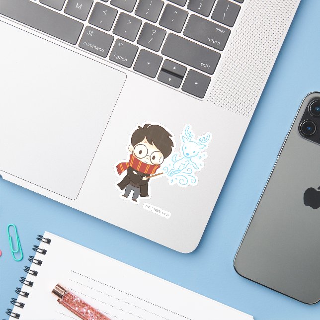 Sticker Chibi HARRY POTTER™ Patronus (Ordinateur portable avec iPhone)