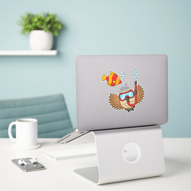 Sticker Chouette avec masque tuba et poisson tropical (Ordinateur portable sur le bureau)