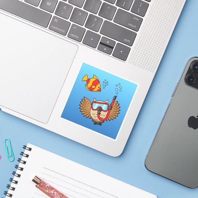 Sticker Chouette avec masque tuba et poisson tropical (Ordinateur portable avec iPhone)
