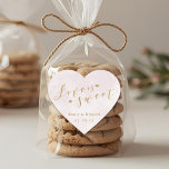 Sticker Cœur Blush Pink Love est Sweet Wedding Favor<br><div class="desc">Autocollants / étiquettes de mariage personnalisés "l'amour est doux" avec calligraphie or sur aquarelle rose.</div>