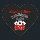 Sticker Cœur Casino Personnalisé Las Vegas Mariage Party Favori<br><div class="desc">Ajoutez une touche de charme à votre mariage Las Vegas avec des autocollants cardiaques personnalisés sur le thème du Casino, parfaits comme faveurs de fête pour vos invités. Customisez ces autocollants délicieux avec les noms du couple, offrant un souvenir unique qui commémore votre journée spéciale. Avec des éléments Vegas classiques...</div>