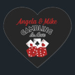 Sticker Cœur Casino Personnalisé Las Vegas Mariage Party Favori<br><div class="desc">Ajoutez une touche de charme à votre mariage Las Vegas avec des autocollants cardiaques personnalisés sur le thème du Casino, parfaits comme faveurs de fête pour vos invités. Customisez ces autocollants délicieux avec les noms du couple, offrant un souvenir unique qui commémore votre journée spéciale. Avec des éléments Vegas classiques...</div>