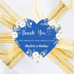 Sticker Cœur Cobalt bleu blanc fleurons coeur merci mariage<br><div class="desc">Un arrière - plan bleu cobalt. Décoré de fleurs blanches,  de roses et d'un coeur. Personnalisez et ajoutez vos noms. Avec le texte : Merci de partager notre journée spéciale.</div>