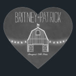 Sticker Cœur Country Rustic Chalkboard Grange Mariage Faveurs<br><div class="desc">Country Rustic Chalkboard Barn Wedding Favors Seals - utilisez ces autocollants pour habiller les enveloppes sur les faveurs pour les invités ou tout ce que vous voulez. Le design comprend un arrière - plan de tableau noir avec une grange blanche en haut et des lampes à cordes blanches. Vous pouvez...</div>