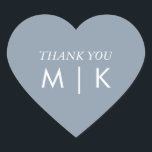 Sticker Cœur Dusty Blue Merci Monograms Mariage tendance<br><div class="desc">Imprimé avec des initiales monographiques (que vous pouvez modifier, modifier et personnaliser) en couleur bleu poussiéreux personnalisée avec message de remerciement personnalisé!</div>