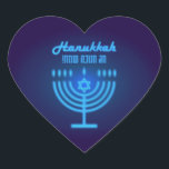 Sticker Cœur Joyeuses Lumières de Hanoucca Fête juive Marine Hé<br><div class="desc">Joyeux Hanukka, conception de belle fête juive avec lettrage hébreu. Fond de fête juive Hanukka avec symboles traditionnels de Chanukah - Menorah dorée, chandelier Hanukkiah et bougies, toupies en bois (dreidels), beignets, étoile de David et motif de papier peint à lumières scintillantes. Décoration de la fête de Hanukka. Jérusalem, Israël....</div>
