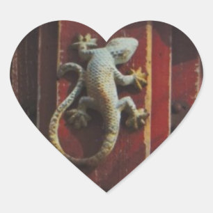 Sticker Cœur lézard gris sur bois usé