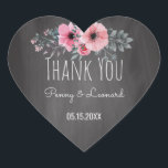 Sticker Cœur Merci Floral | Mariage Favor Chalkboard<br><div class="desc">Mariage en tableau floral merci autocollants de coeur - Chalkboard look arrière - plan. Le dessus est orné d'une couronne d'aquarelle fleurie en rose rousse et corail et vert. Ci-dessous se lit le Merci dans l'aspect manuscrit lettrage. Noms de mariée et de mariée dans un script délicat et date de...</div>
